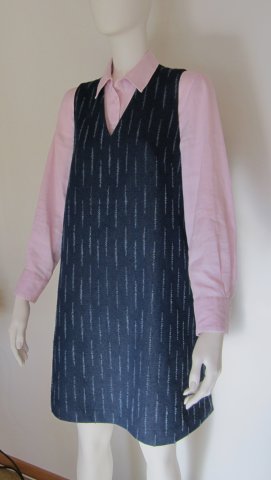 Trägerkleid mit V-Ausschnitt